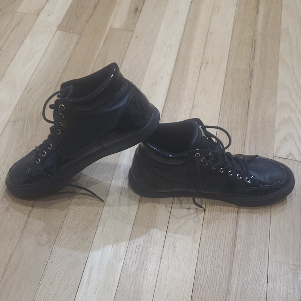 Used Black/Gold Guess mens sneakers 10.5🔥 - Picture 3 of 9